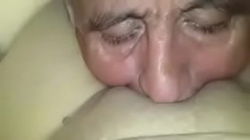 Старый азербайджанец вылизывает вагину от первого лица